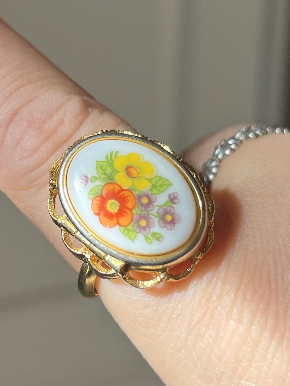 Vintage 70s Avon locket ring - Picture 2 of 4